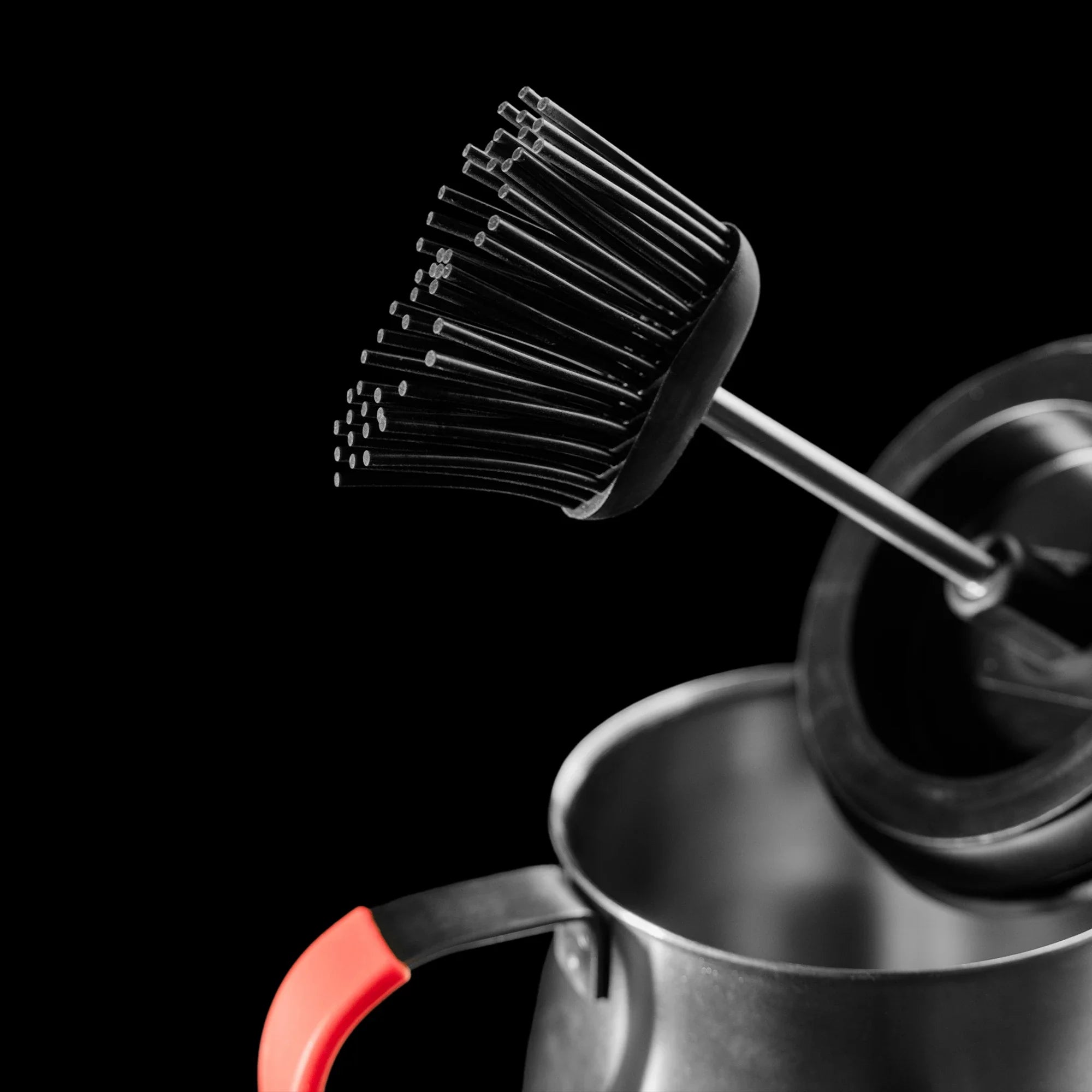 kamado-joe-krafted-bratentopf-1-liter-aus-stahl-mit-silikonpinsel image 3