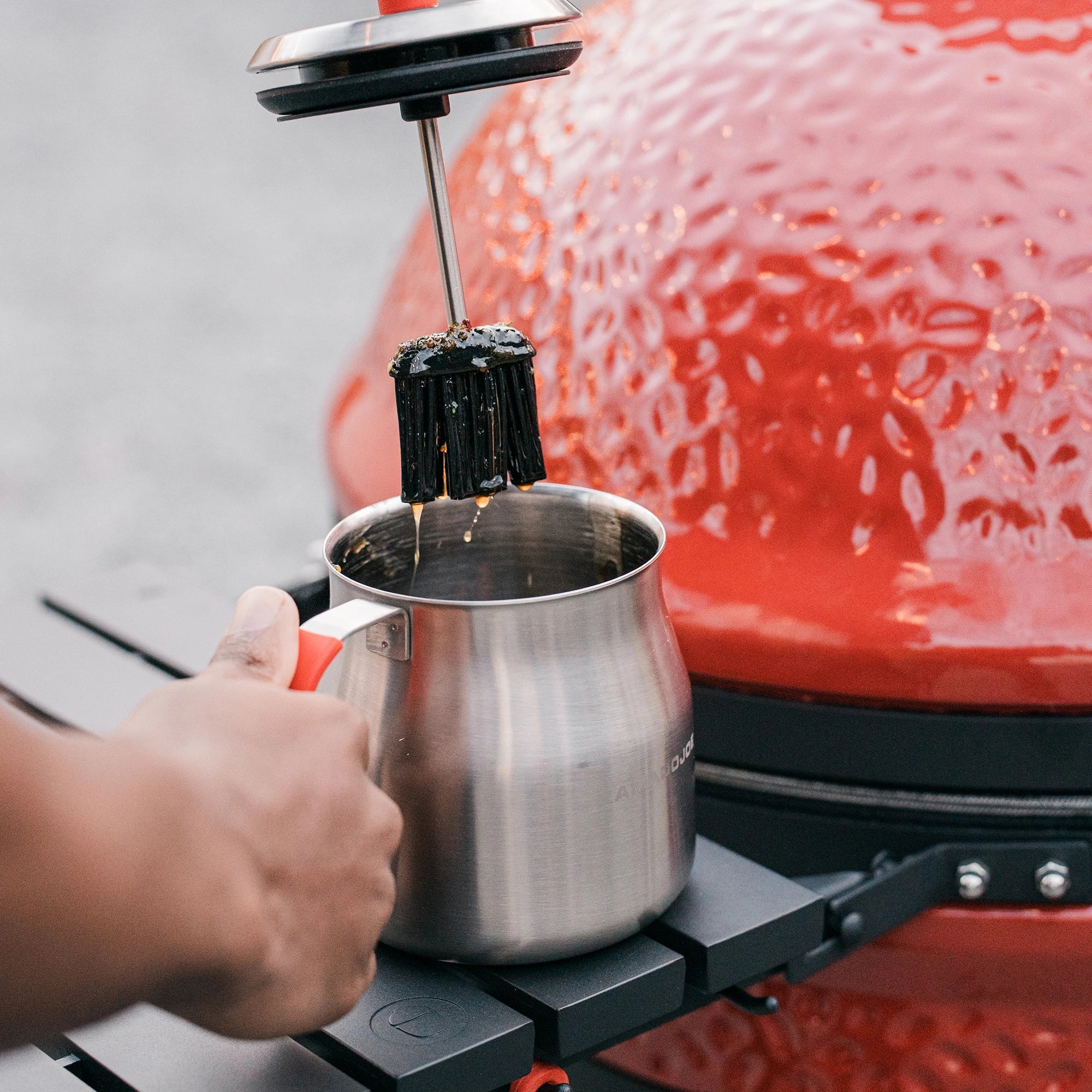 kamado-joe-krafted-bratentopf-1-liter-aus-stahl-mit-silikonpinsel image 7