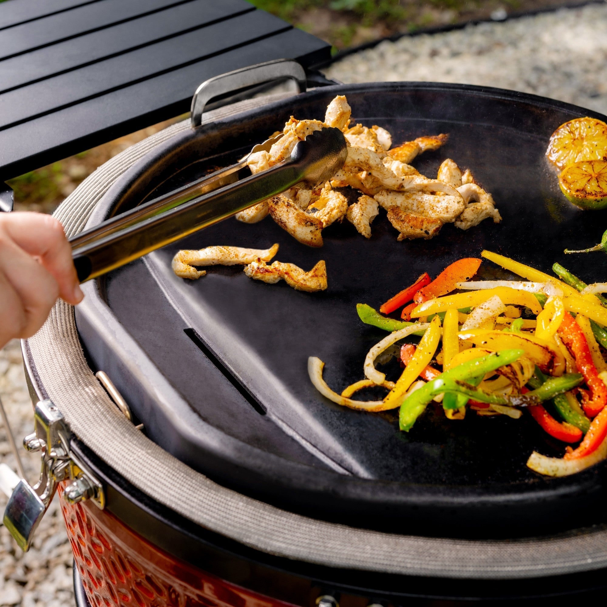 kamado-joe-karbon-steel-grillplatte-griddle-einsatz image 6