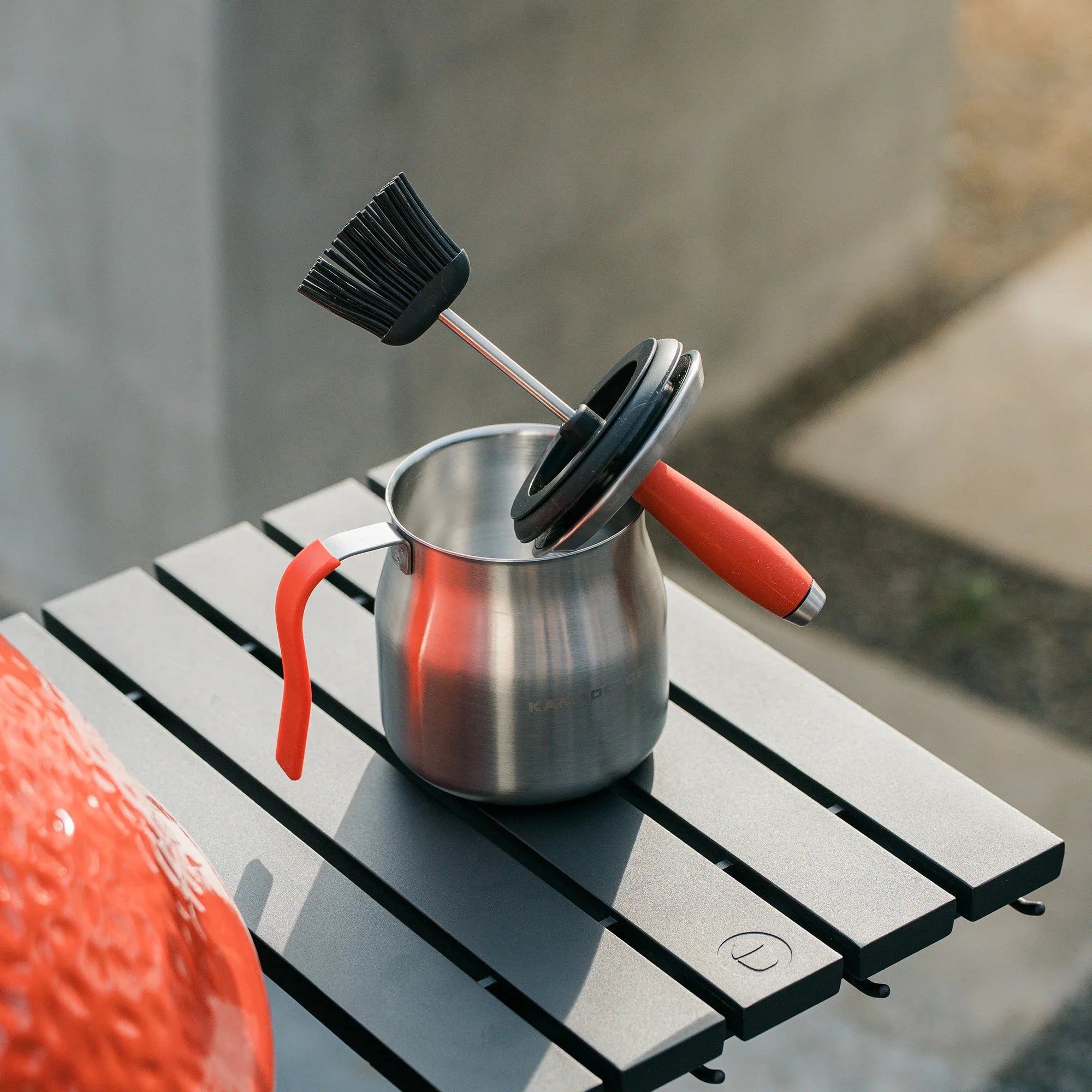 kamado-joe-krafted-bratentopf-1-liter-aus-stahl-mit-silikonpinsel image 5