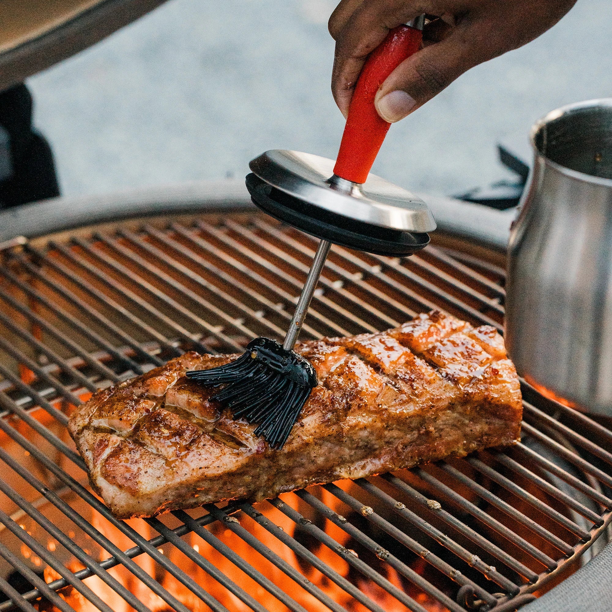kamado-joe-krafted-bratentopf-1-liter-aus-stahl-mit-silikonpinsel image 6