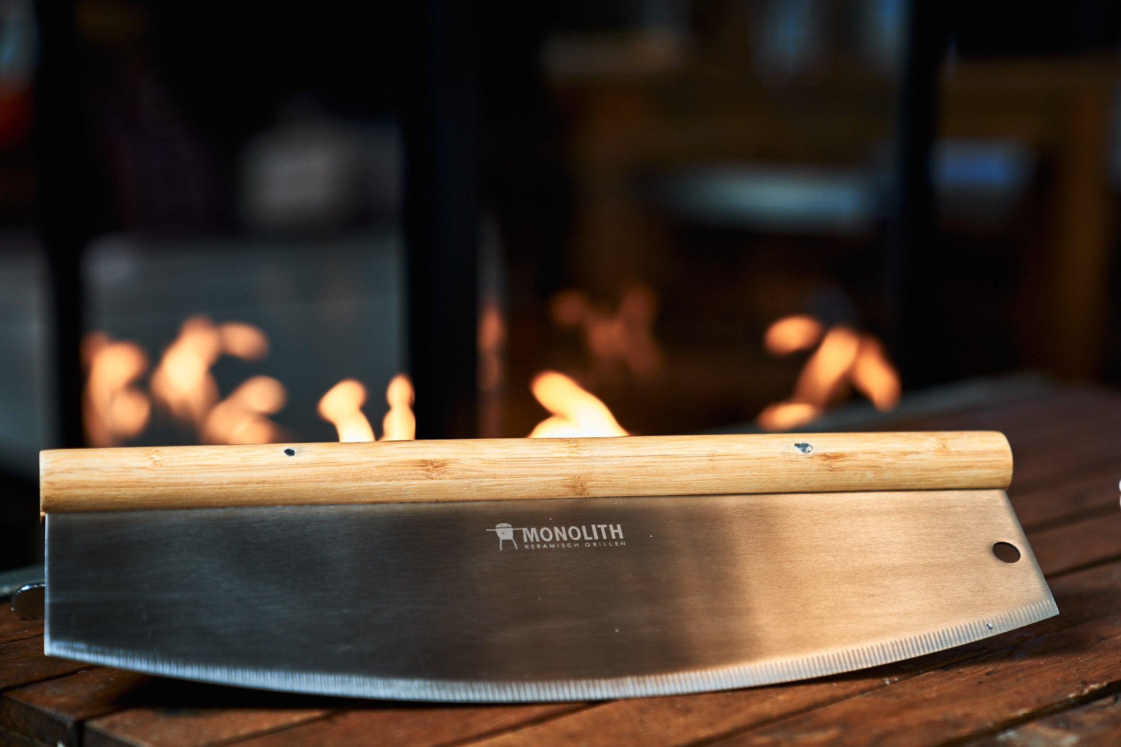 monolith-pizzaschneider-wiegemesser-mit-edelstahlklinge-und-bambusgriff image 2
